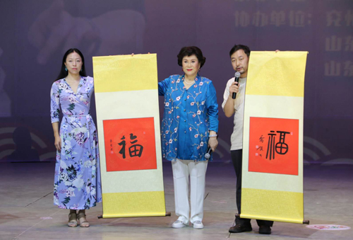 上图，乔领、宁雪君与曲艺评书名家刘兰芳。
