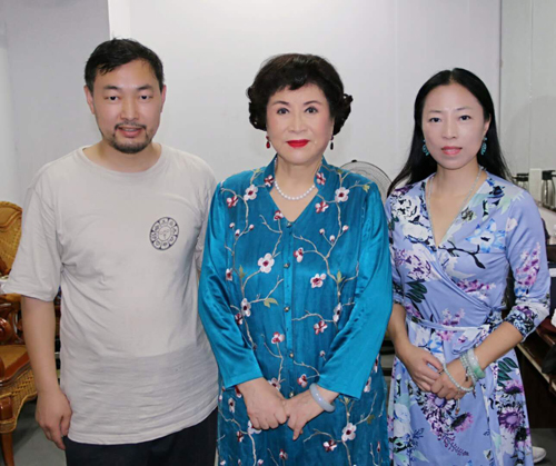 上图，乔领、宁雪君与曲艺评书名家刘兰芳。